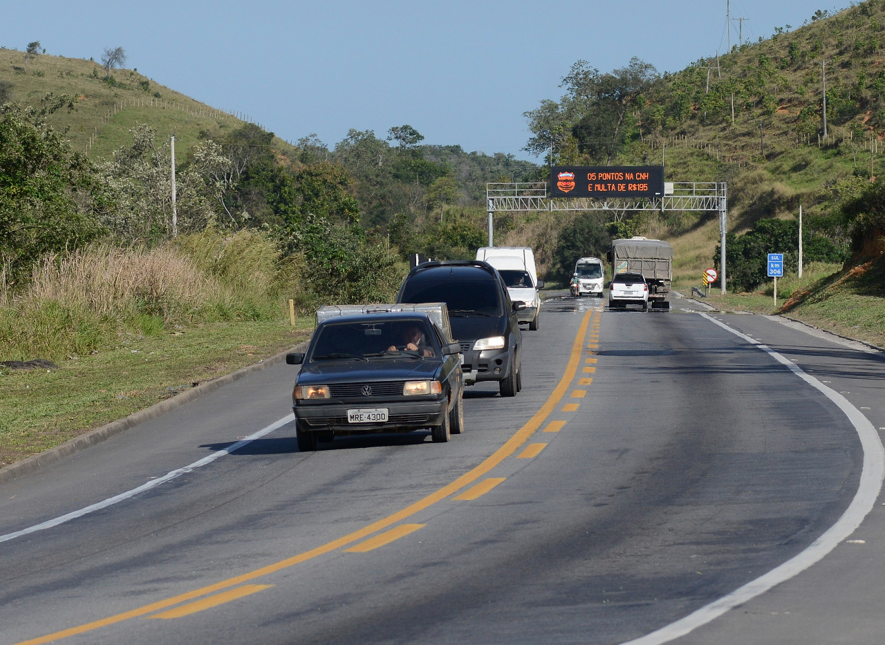 Movimento de carros na Rodovia BR-101 Sul, Viana. Foto: Chico Guedes