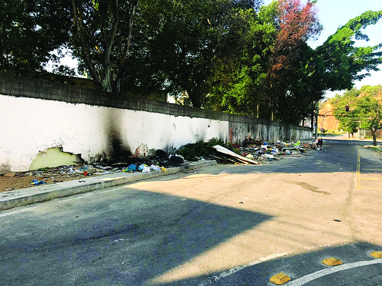 O muro, antes da intervenção, era utilizado como ponto de lixo irregular. Foto: Reprodução