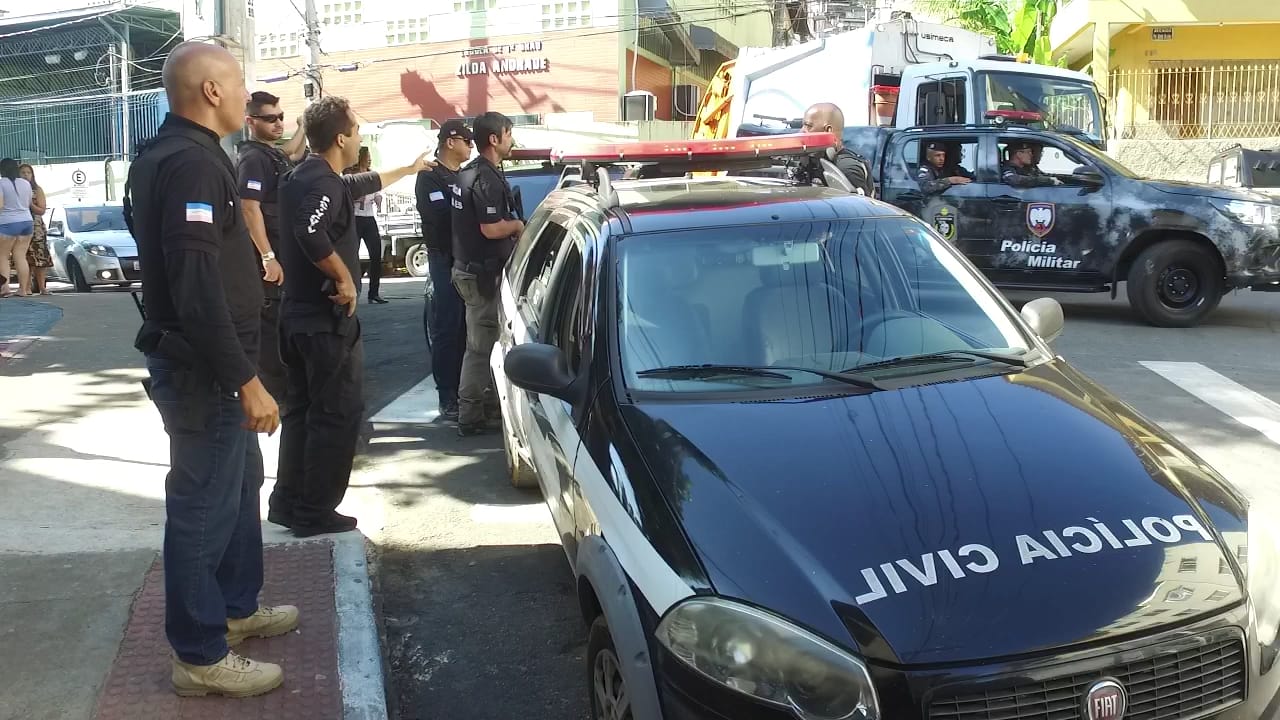 Policias civis no Bairro da Penha