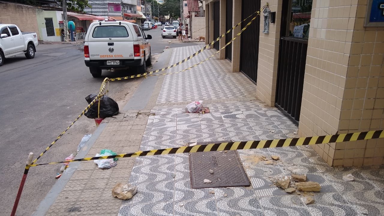 Neste final de semana, parte da estrutura de concreto da varanda de um prédio se desprendeu na Praia do Morro, em Guarapari, atingindo uma criança de dois anos. Foto: Reprodução