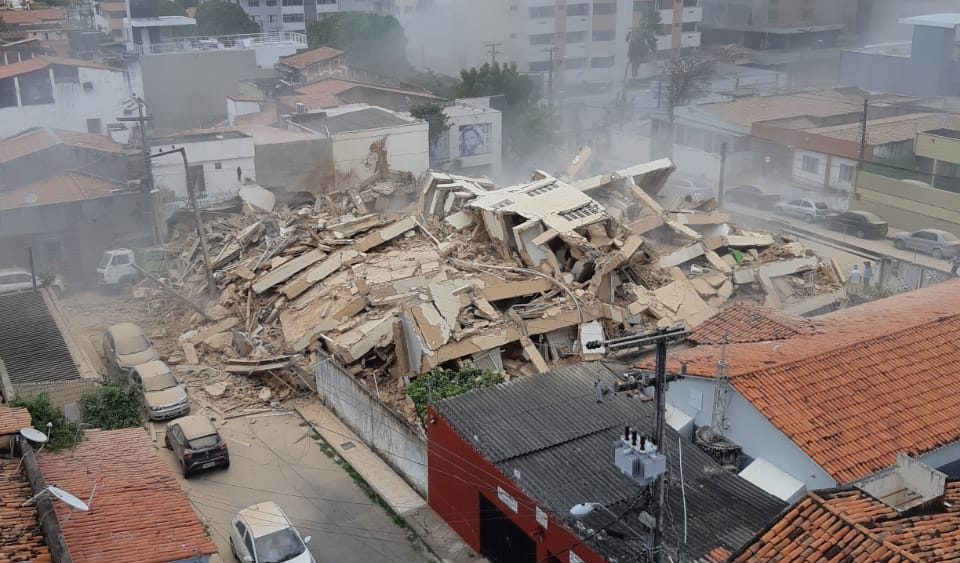 Prédio residencial de sete andares desaba em Fortaleza. Foto: Reprodução/WhatsApp