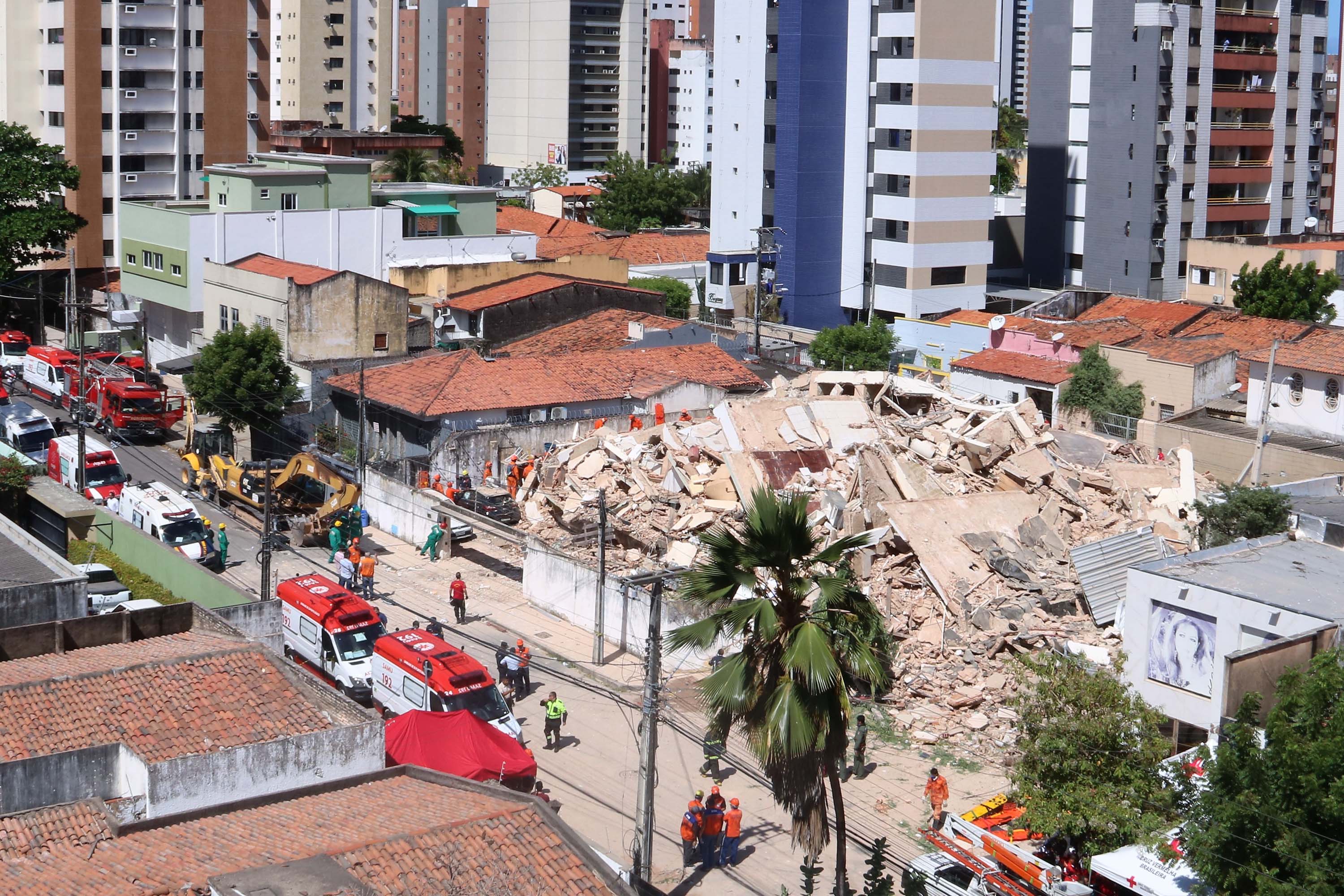 Prédio residencial desaba no Bairro Dionísio Torres, área nobre de Fortaleza (CE), nesta terça-feira (15). Foto: Xandy Rodrigues/Futura Press/Estadão Conteúdo
