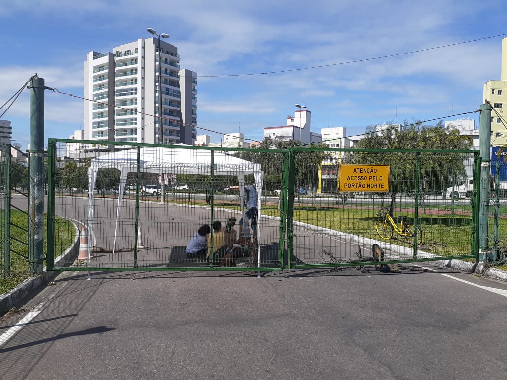 Os portões de entrada de veículos da Ufes estão fechados desde a manhã desta quarta-feira (3). A previsão é que elas sejam liberadas a partir desta sexta. Foto: Vinicius Arruda