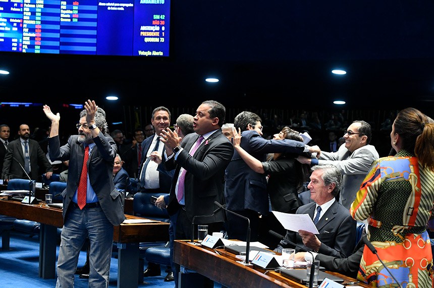 Senadores celebram vitória do destaque que garante a manutenção das regras para o pagamento de abono salarial aos trabalhadores. Foto: Roque de Sá/Agência Senado
