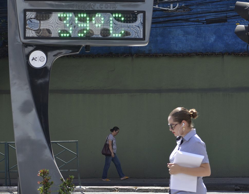 Termômetro da avenida Nossa Senhora da Penha com a avenida Desembargador Santos Neves, bairro Praia do Canto, Vitória. Foto: Chico Guedes