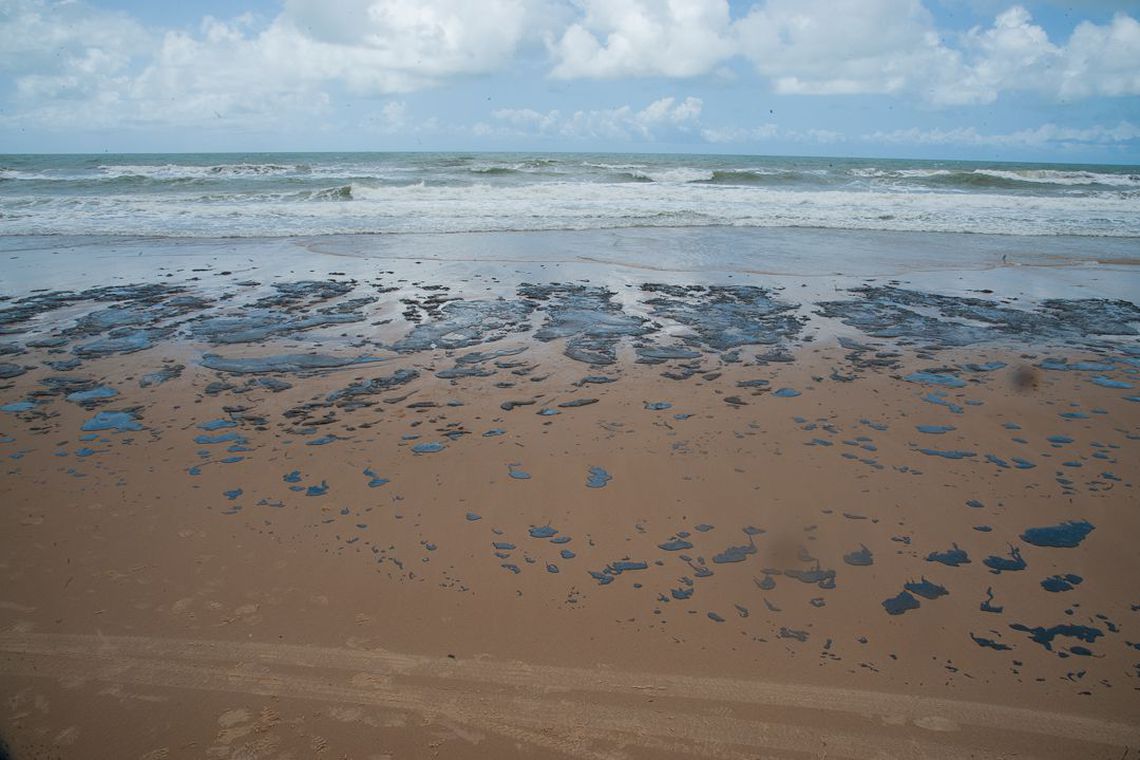 Até segunda-feira (7), a Petrobras já havia recolhido 133 toneladas de resíduos de óleo das praias do Nordeste. Foto: Adema/Governo de Sergipe