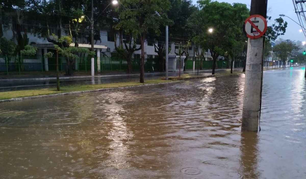 Alagamento na avenida Vitória, próximo ao Ifes, em Jucutuquara. Foto: Reprodução/WhatsApp