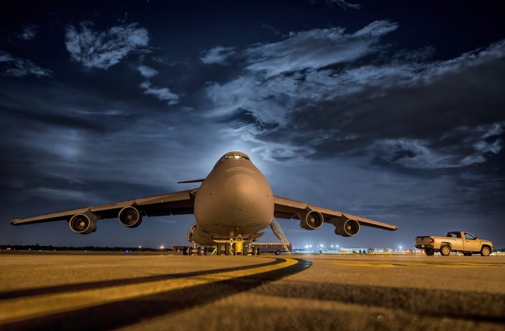 Avião pousado no aeroporto. Foto: Pixabay