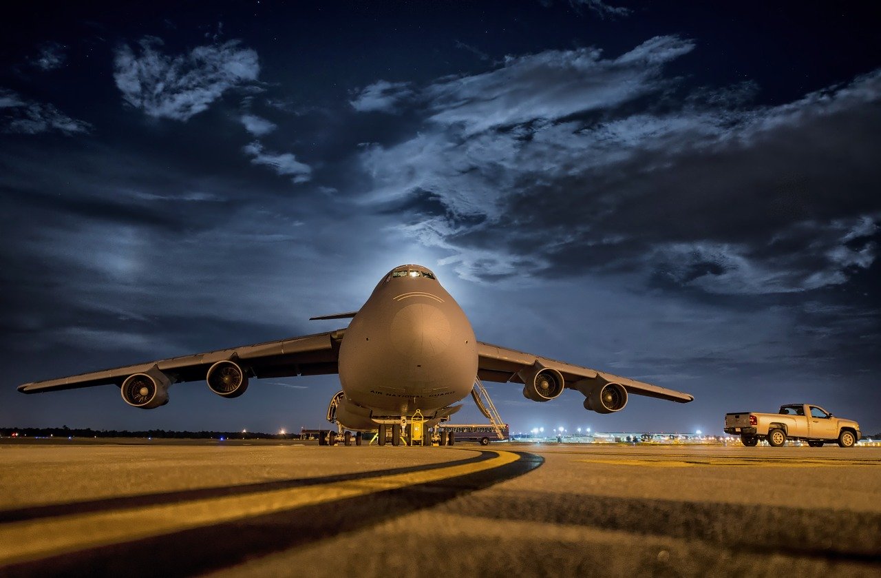 Avião pousado no aeroporto. Foto: Pixabay