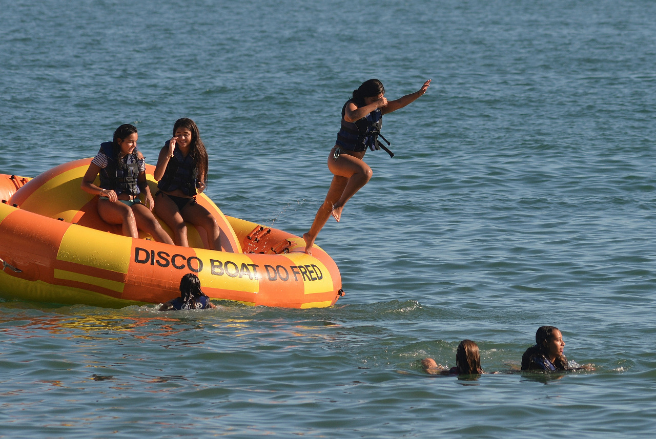 Banhistas se divertem na Praia da Costa, em Vila Velha. Foto: Chico Guedes