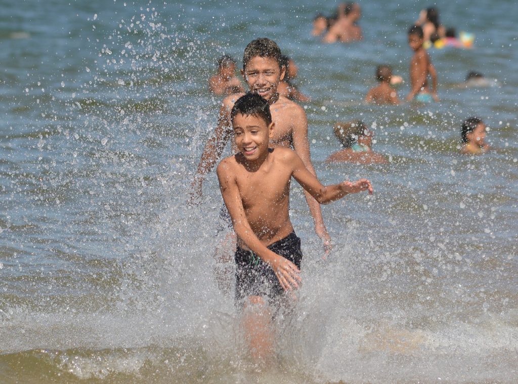 Nas férias de verão, banhistas se divertem na Praia da Curva da Jurema, em Vitória. Foto: Chico Guedes