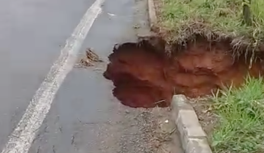 Buraco na ES 262, que liga Fundão a Praia Grande. Foto: Reprodução/Youtube