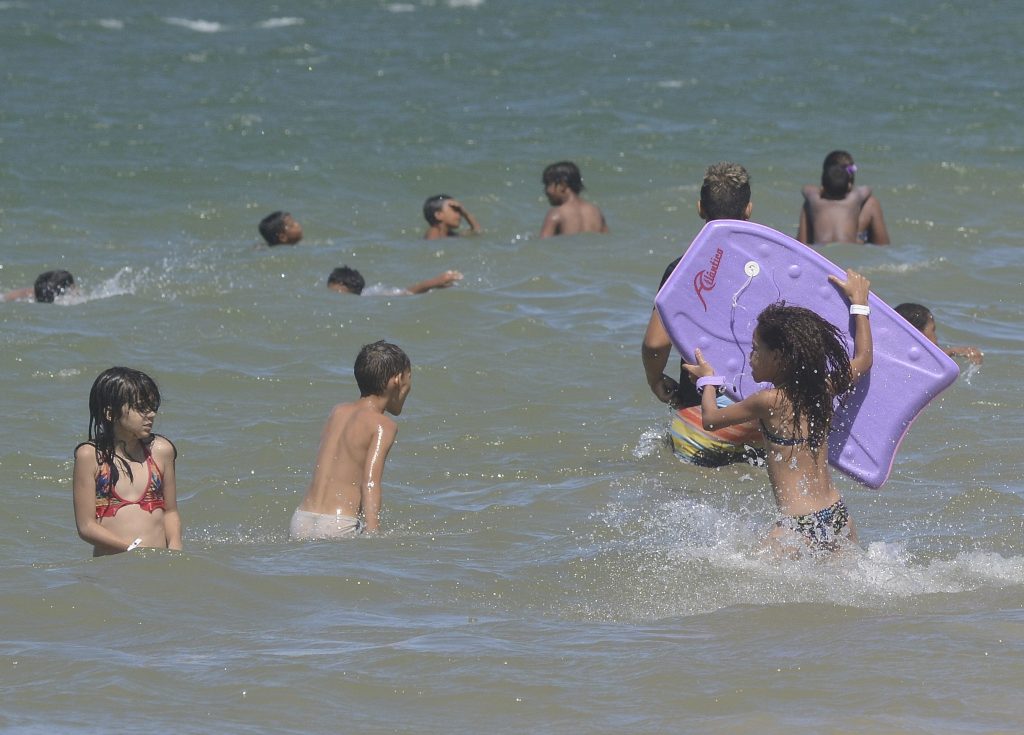 Pais devem ter cuidados redobrados com crianças no mar. Foto: Chico Guedes/Arquivo Metro ES