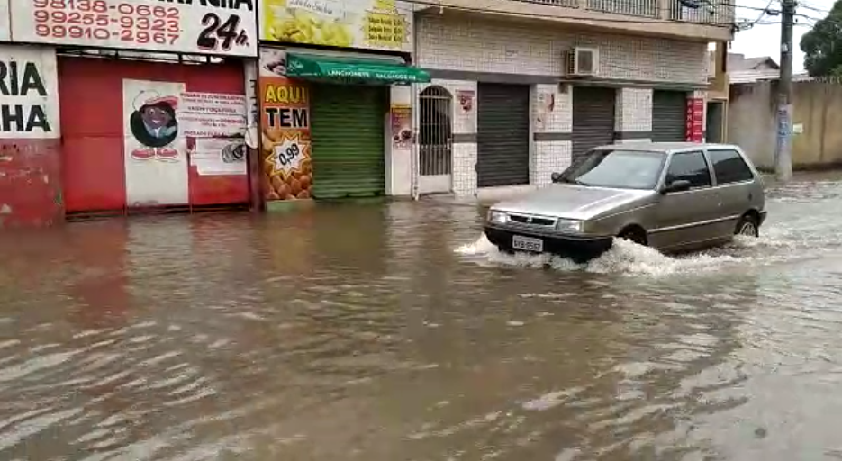 No bairro Cristovão Colombro, em Vila Velha, a água chegou a cobrir as calçadas. Foto: Reprodução/WhatsApp