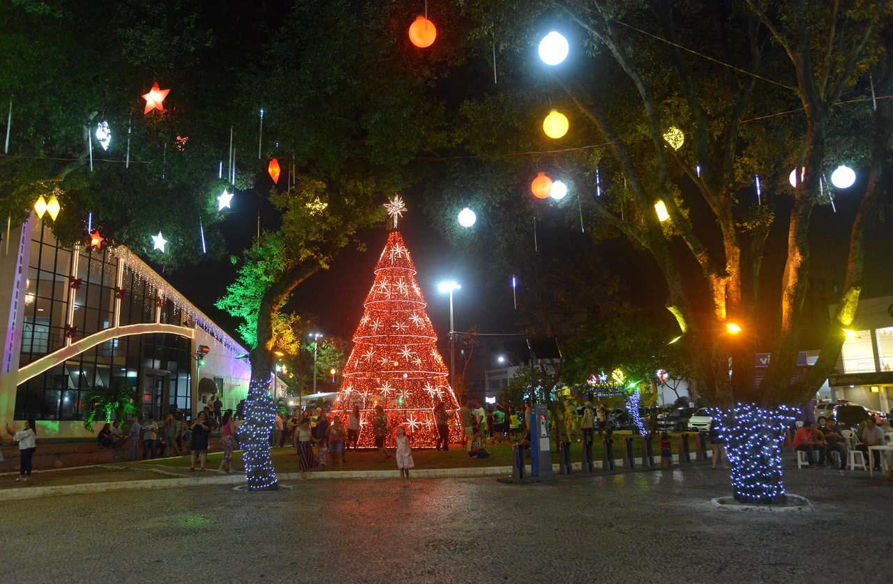 Iluminação na praça Duque de Caxias, em Vila velha, foi inaugurada nesta segunda-feira. Foto: Chico Guedes