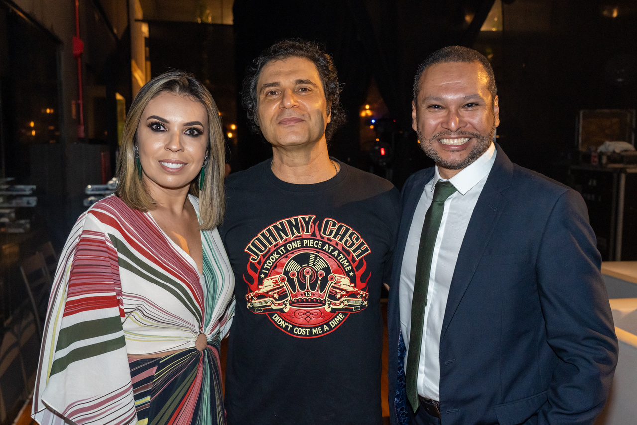 Festa animada da Bergi Advocacia: Daniela e Paulo Cerutti com Frejat. Foto: Cacá Lima