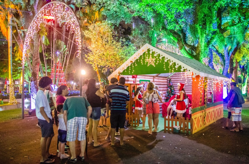 Casa do Papai Noel é uma das atrações da decoração natalina no Parque Moscoso. Foto: Leonardo Silveira