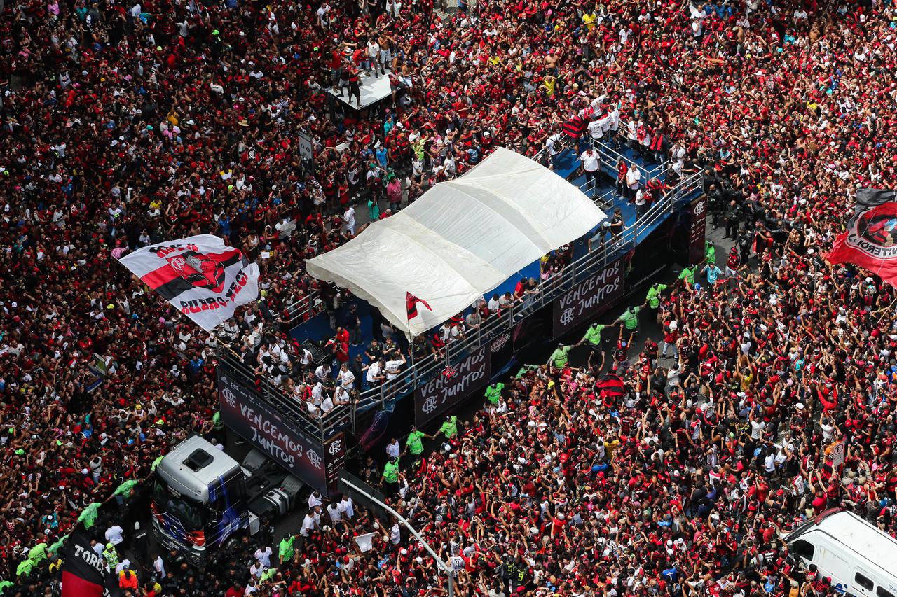 Equipe do Flamengo realiza um desfile no centro da cidade do Rio, na tarde deste domingo, 24, em comemoração a vitória na Taça Libertadores da América 2019. Foto: Wilton Junior/Estadão Conteúdo