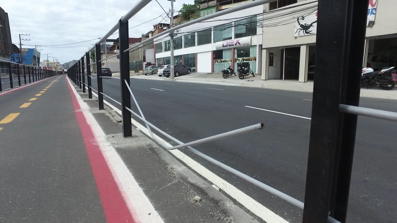 Vandalismo ciclovia Leitão da Silva