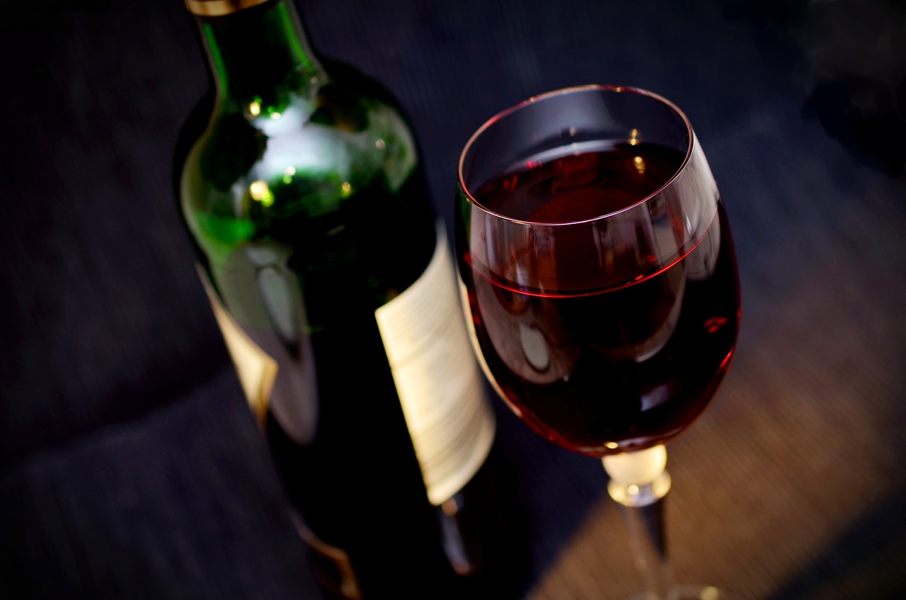 Garrafa e taça de vinho. Foto: Pixabay