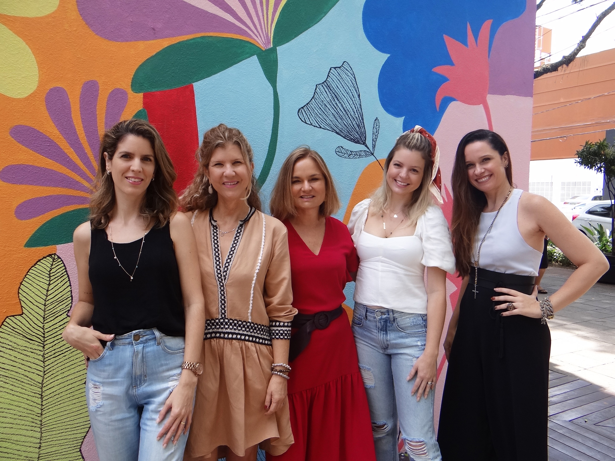 Michelle Zennig, Ana Beatriz Castro, Raquel Melo, Danielle Salles Ramos e Melyssa Viana em frente ao novo mural pintado na Esquina Bargain, na Praia do Canto. Foto: Divulgação