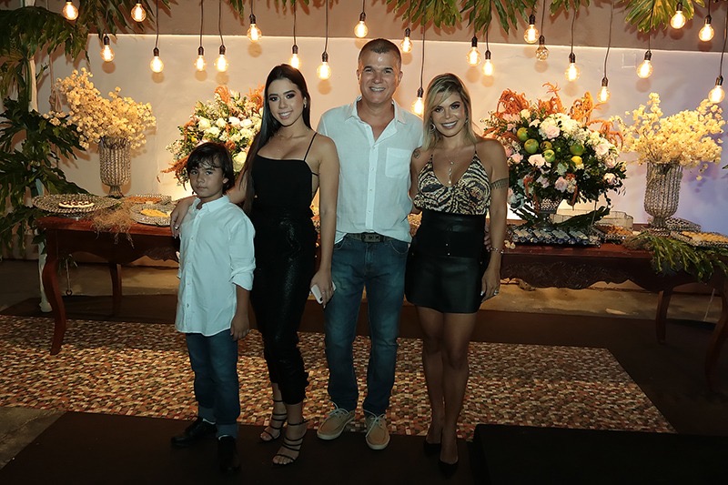 O médico Adriano Batistuta comemorou 50 anos em grande estilo ao lado da esposa Thaís Santana e dos filhos Alexandre e Lethicia. Foto: No Rock