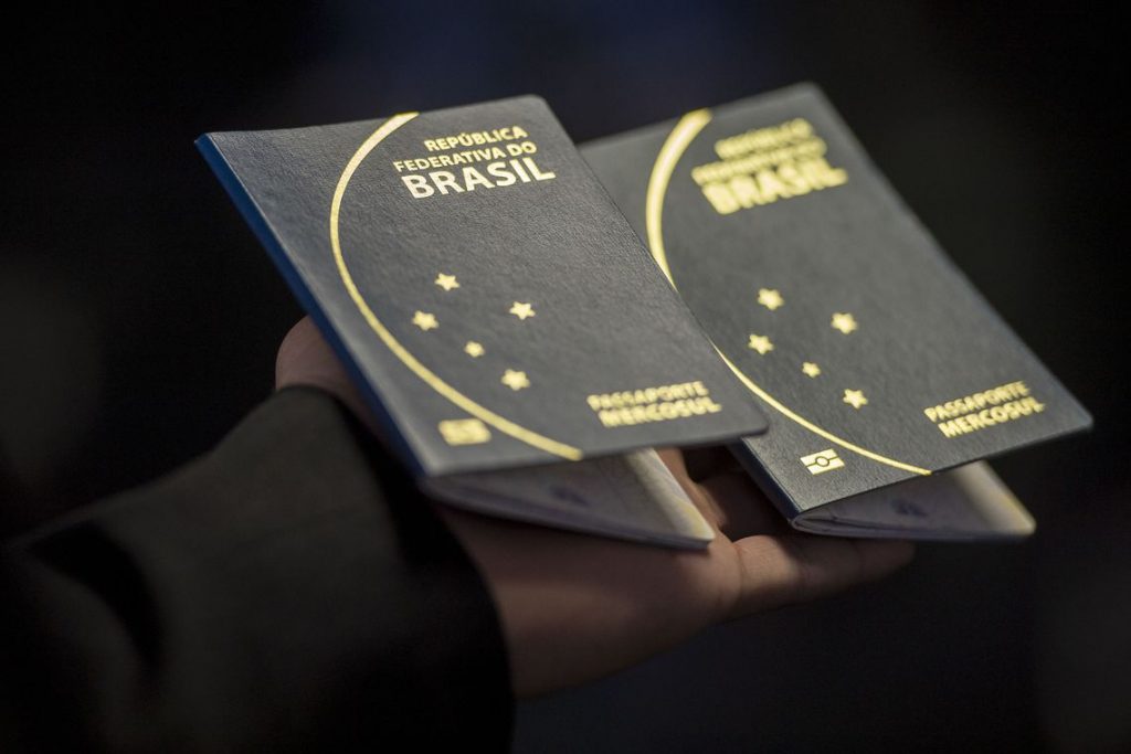 Novo passaporte comum eletrônico brasileiro. Foto: Marcelo Camargo/Agência Brasil