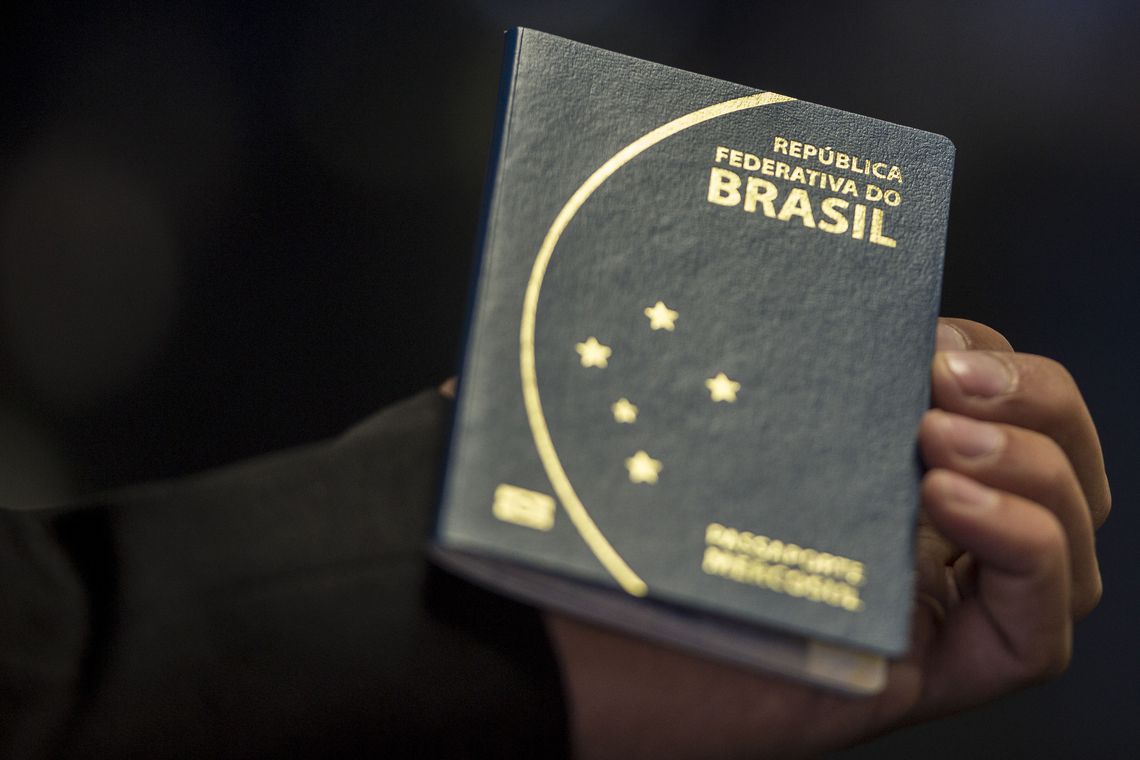 Novo passaporte comum eletrônico brasileiro. Foto: Marcelo Camargo/Agência Brasil