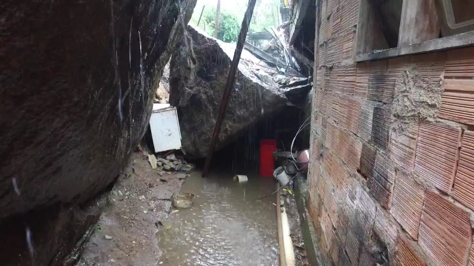 A pedra que atingiu a casa no morro da Boa Vista pesa cerca de 70 toneladas, segundo a prefeitura. Foto: Getúlio Costa