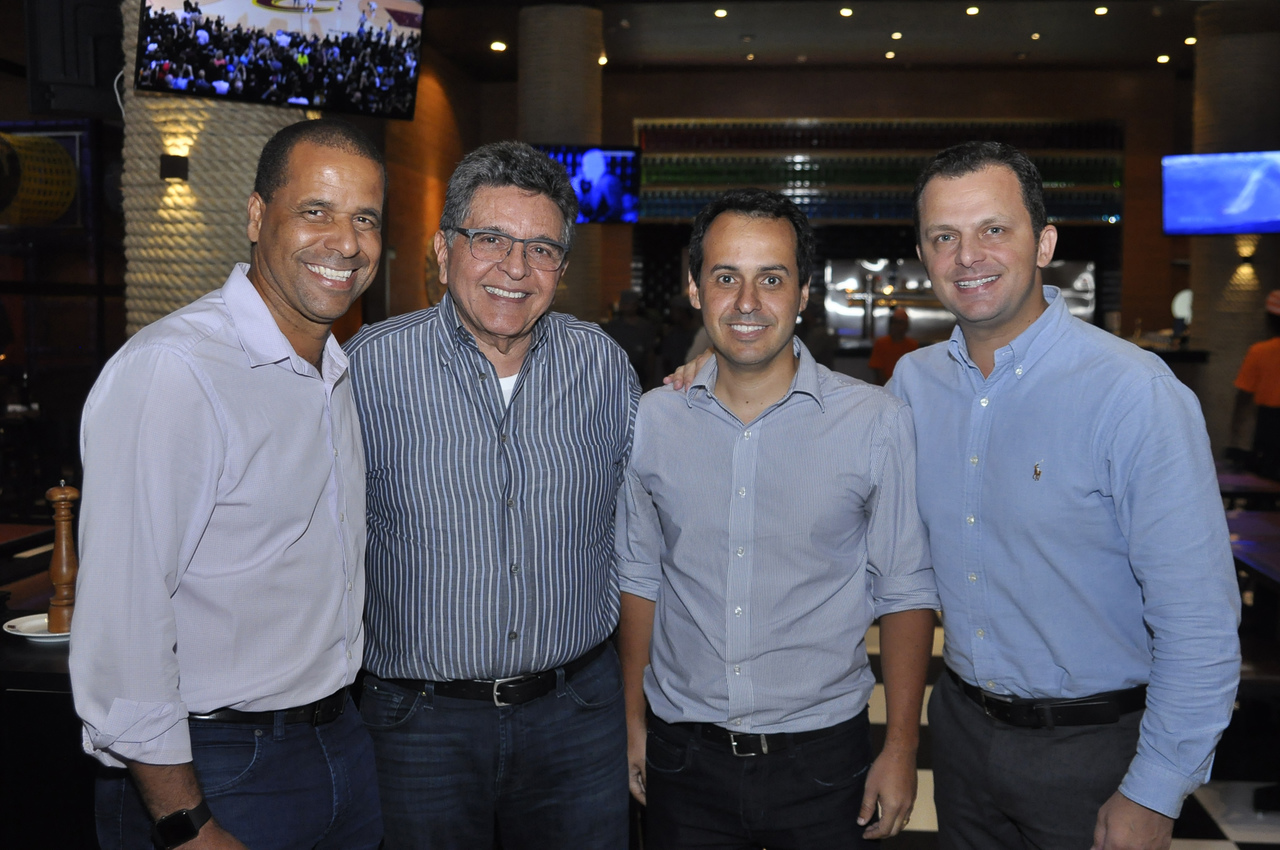 Vice-prefeito de Cariacica, Nilton Basilio Teixeira, prefeito da cidade, Juninho, Walter Cavalcante, Cláudio Sipolatti e Francisco Girelli. Foto: Foto: Pepê