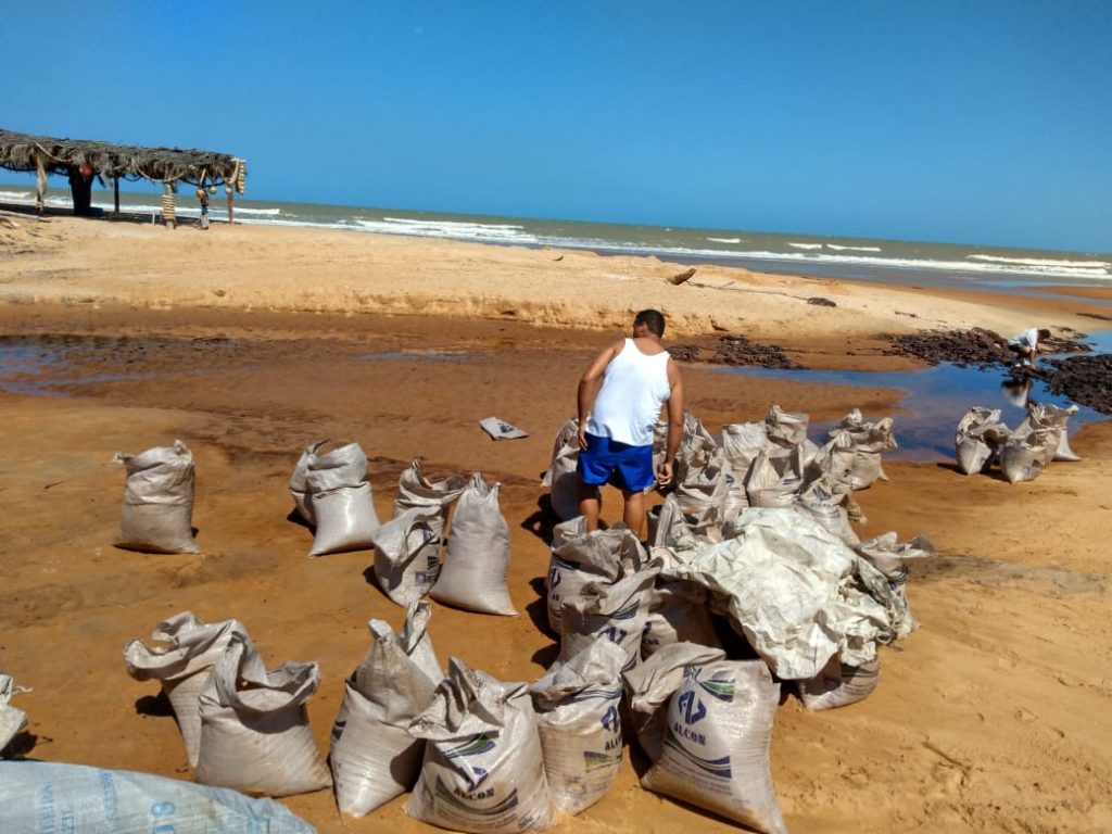 Prefeitura de Conceição da Barra faz barreira de areia em Riacho Doce para evitar chegada de óleo. Foto: Divulgação/Prefeitura Conceição da Barra