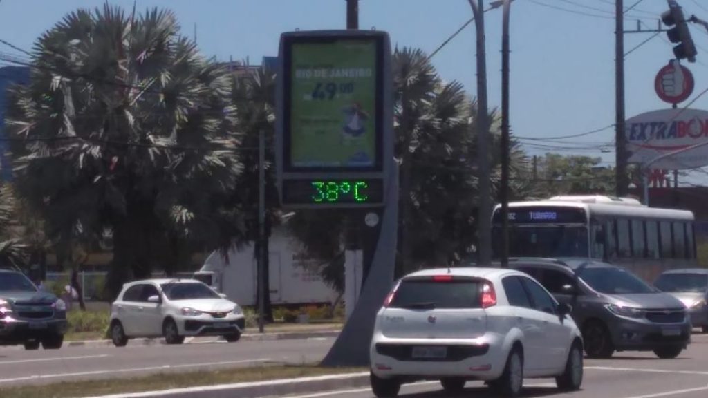 Termômetro da avenida Fernando Ferrari, em Vitória, marcada 38ºC no final da manhã desta terça-feira (5). Foto: Vyvian Campos