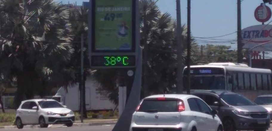 Termômetro da avenida Fernando Ferrari, em Vitória, marcada 38ºC no final da manhã desta terça-feira (5). Foto: Vyvian Campos