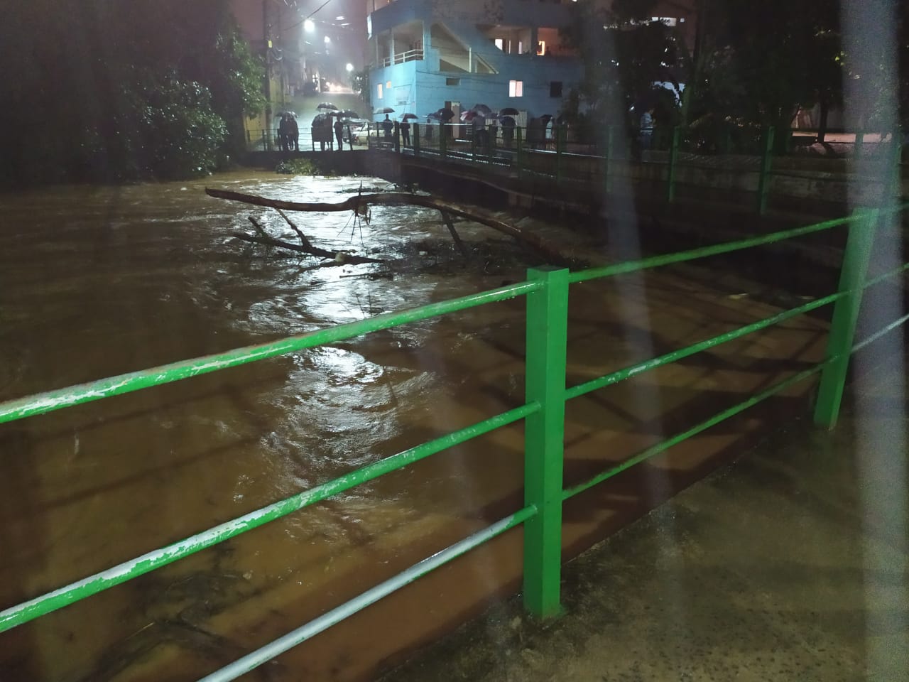 Rio Fundão no bairro Orly Ramos, no Centro de Fundão. Foto: Defesa Civil de Fundão