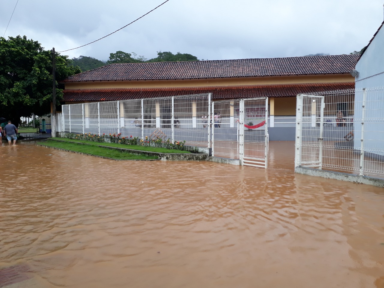 Rio Santa Maria transborda e alaga Santa Leopoldina. Foto: Internauta