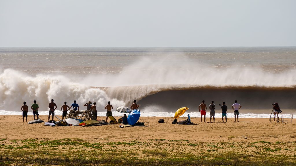 Surfista registra onda de até 2,5m em Regência. Foto: Gabriel Henriques