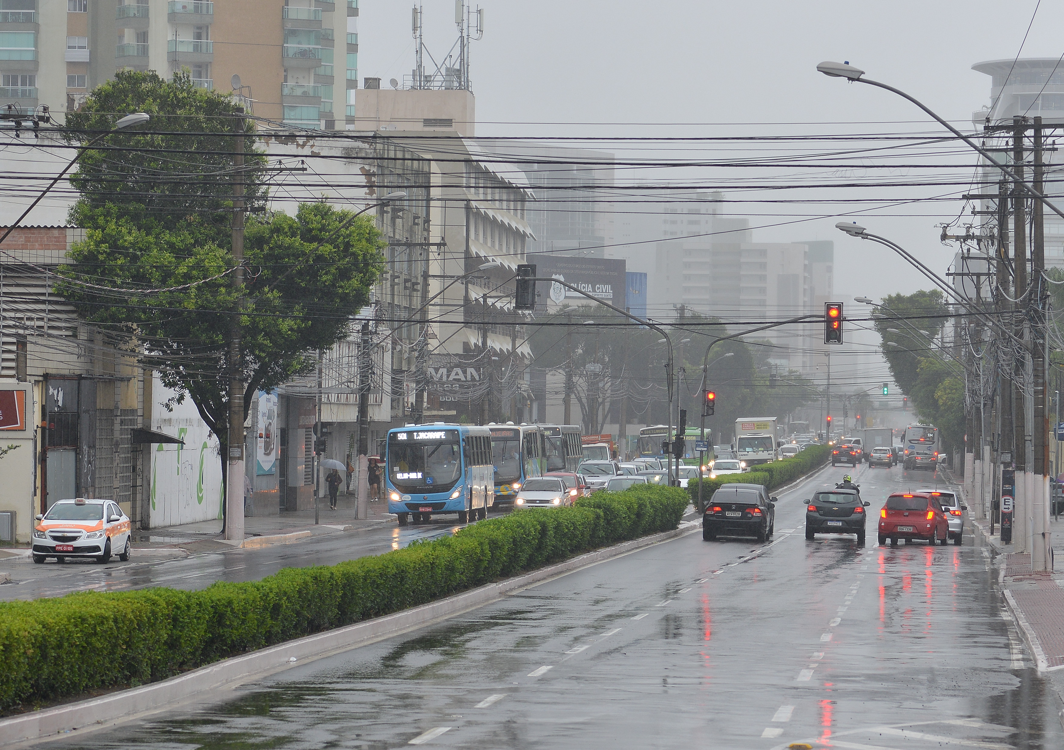 Cai o número de pessoas fora de casa por conta do mau tempo. Foto: Chico Guedes