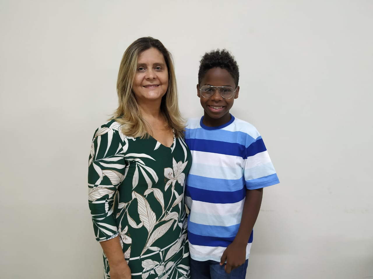 A empresária Eloiza Roncetti com o cantor mirim Jeremias Reis. Foto: Divulgação