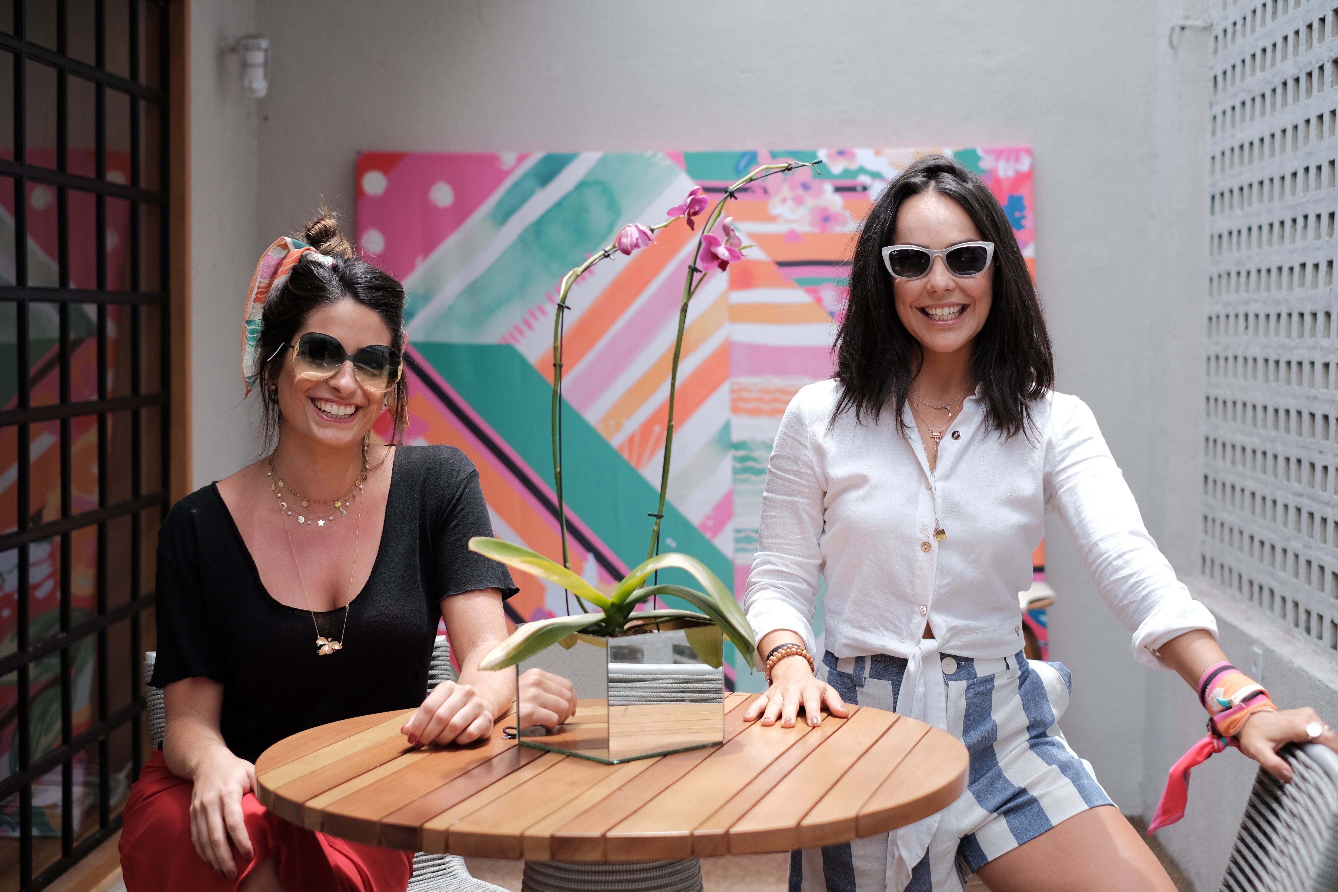 Ana Luíza Azevedo e Carol Neves receberam para um brunch cheio de charme. Foto: Camilla Baptistin