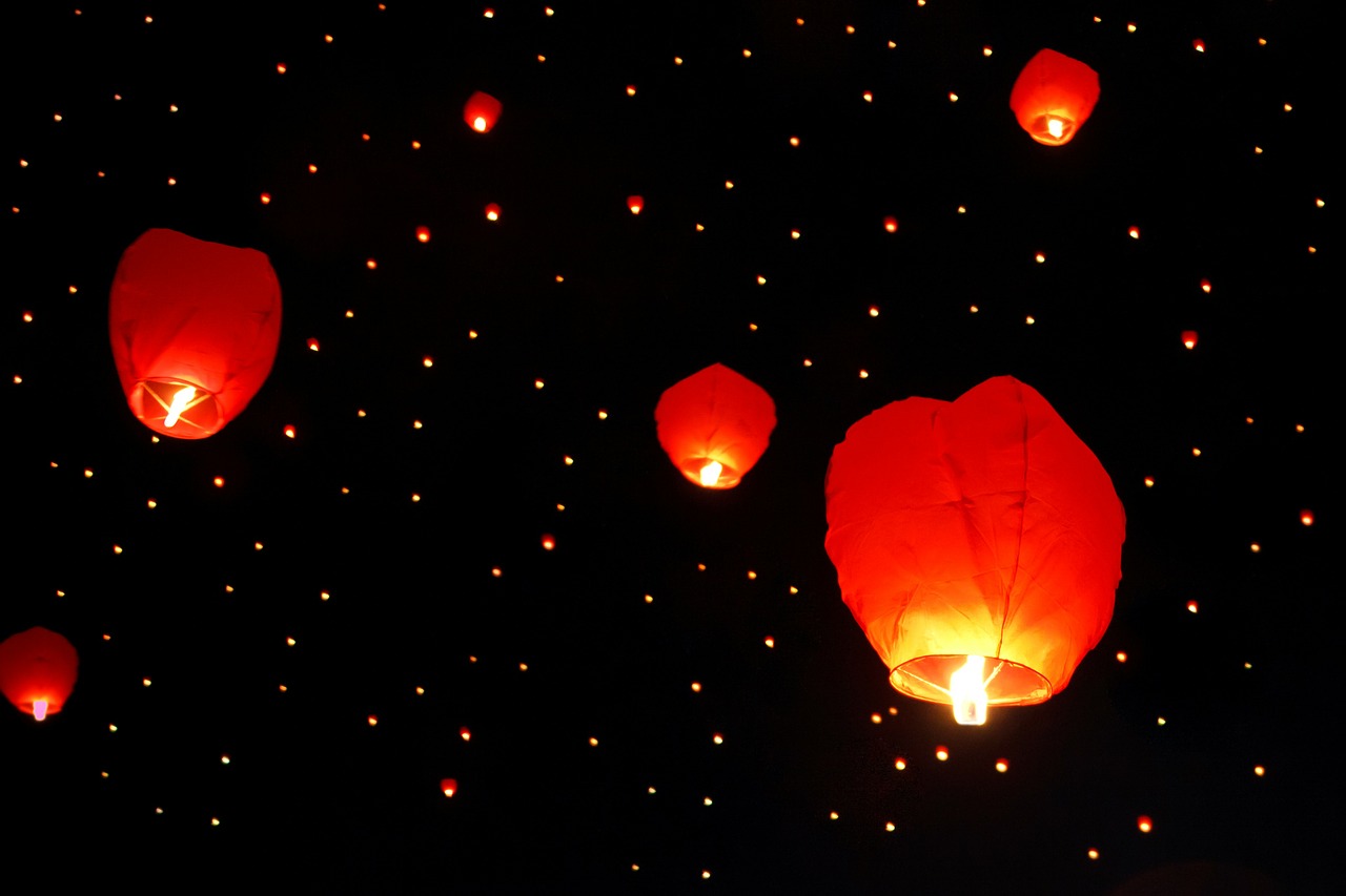 As lanternas carregam os desejos dos tailandeses. Foto: Pixabay