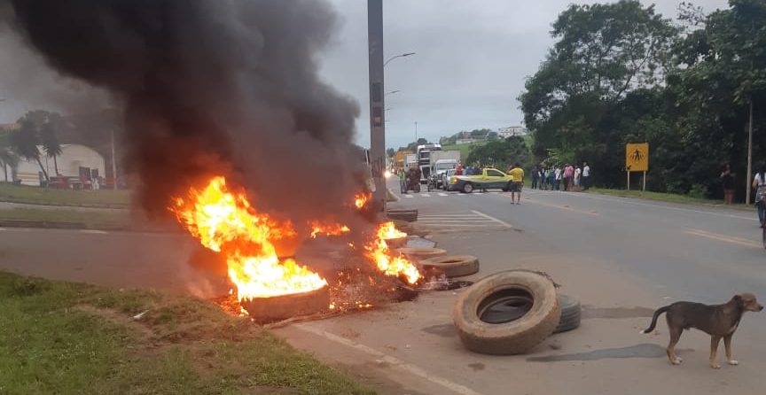 Os manifestantes atearam fogo em pneus e galhos na pista. Foto: Ouvinte BandNews Fm
