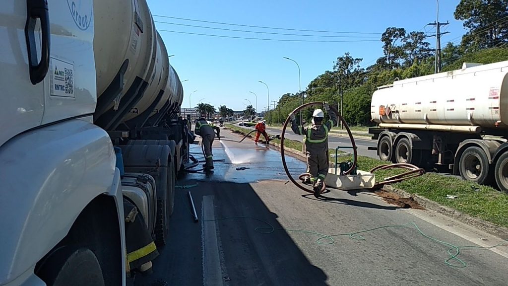 Vazamento de gasolina de carreta interdita BR 101, na Serra. Foto: divulgação/Eco 101