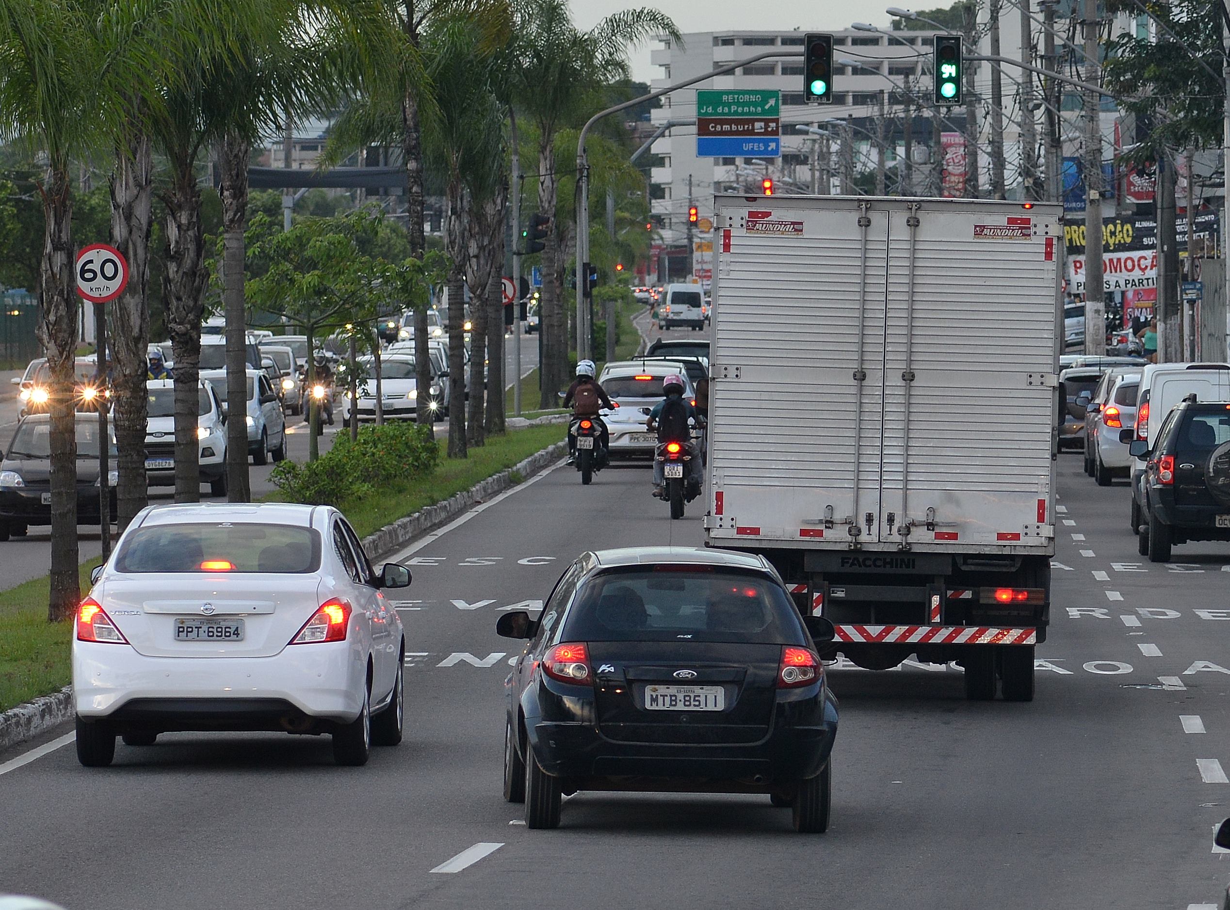 Carro mudando de faixa sem uso de seta: risco de acidentes de trânsito. Foto: Chico Guedes