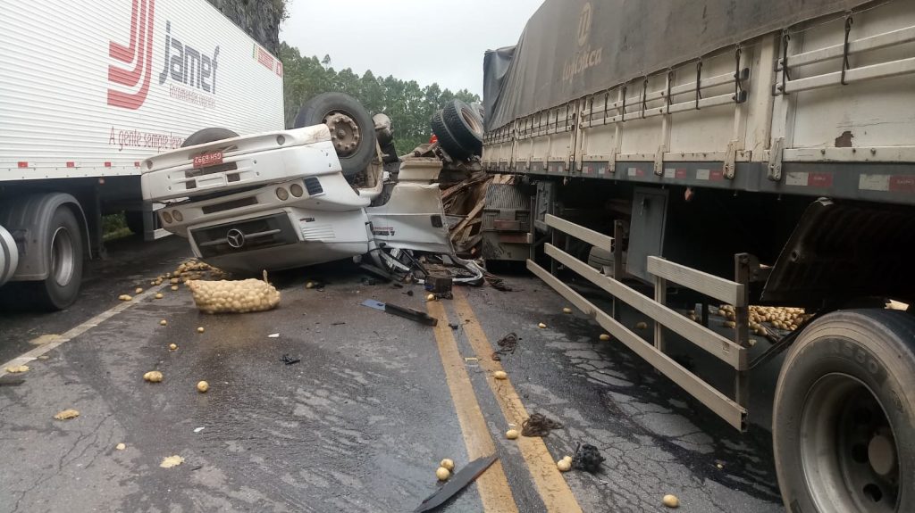 Grave acidente com morte interdita a BR-262, em Conceição do Castelo. Foto: Internauta