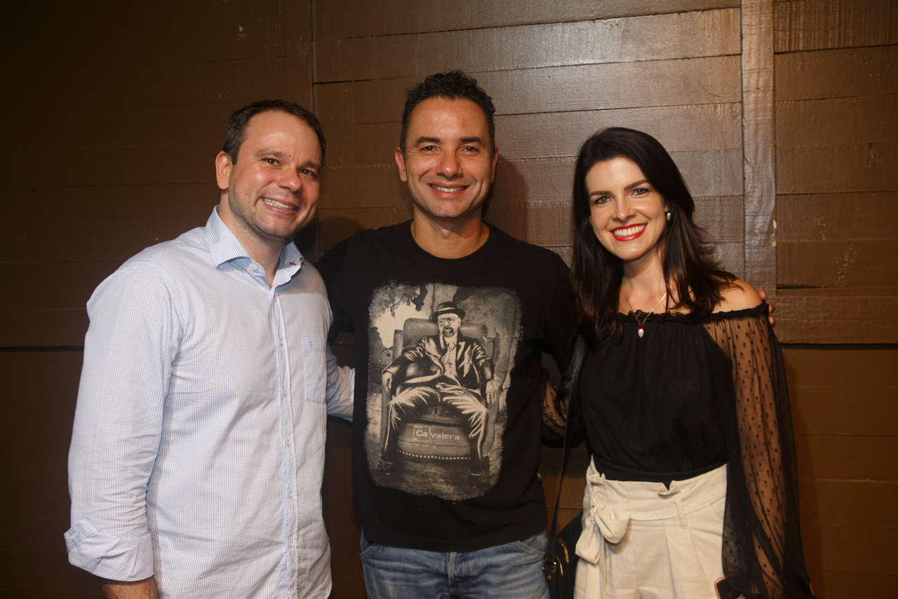 Marco Luque com Felipe Tabachi, coordenador das emergências adultas da Unimed Vitória e a sua esposa, a médica Livia Pandolfi, no teatro do fim de semana. Foto: Vitor Zorzal