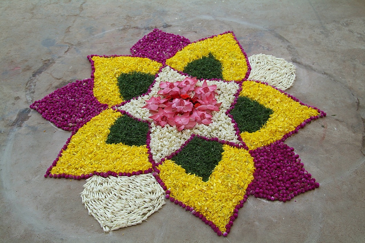 O Rangoli pode ser feito com flores, arroz e até mesmo farinha tingidos. Foto: Skeeze/Pixabay 