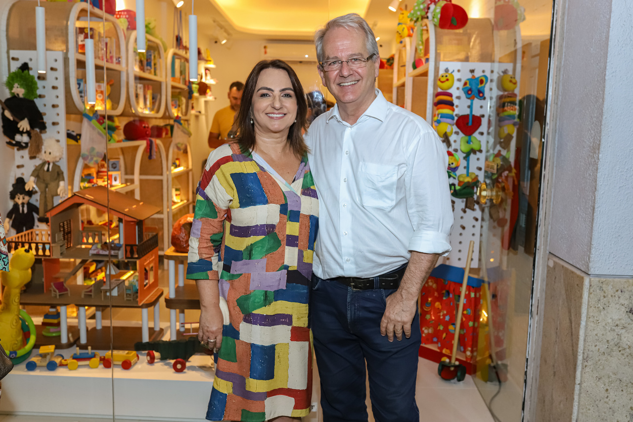 O casal Vera Saleme e César Colnago no lançamento de espaço de brinquedos lúdicos, na Praia do Canto, inspirado no pássaro da Mata Atlântica João-de-Barro. Foto: Leo Gurgel