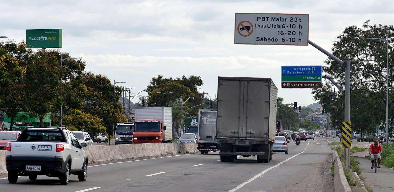 Placa indica limitação de circulação de caminhões em Vitória. Foto: Chico Guedes