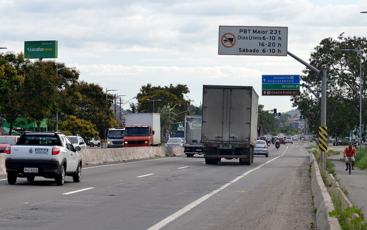 Placa indica limitação de circulação de caminhões em Vitória. Foto: Chico Guedes