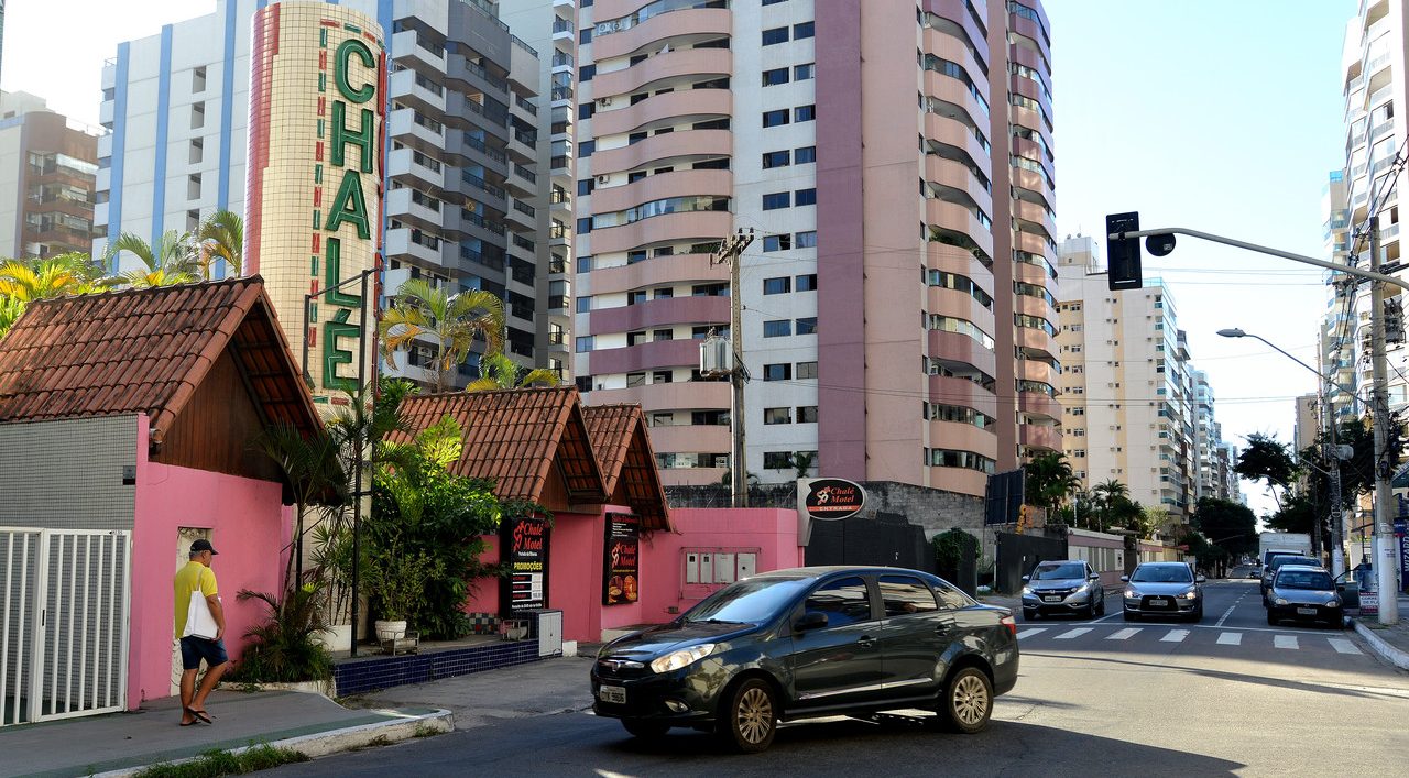 Prédio do Chalé Motel será demolido e via será ampliada. Foto: Chico Guedes